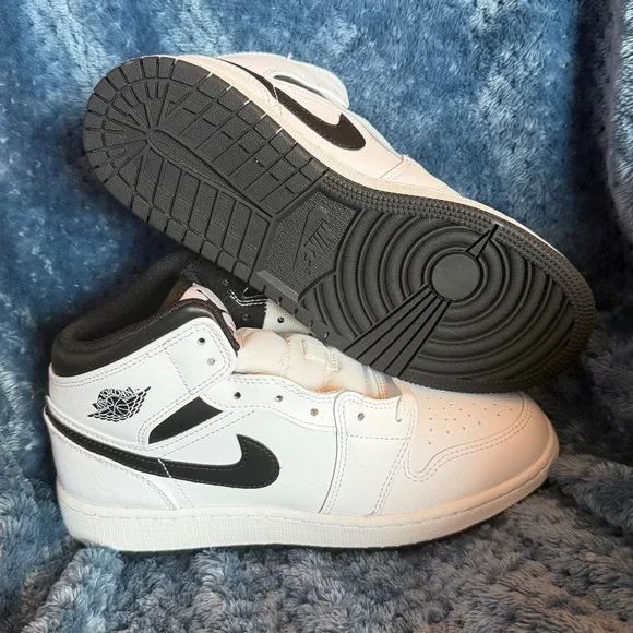 Jordan 1 mid
Gs
Reverse panda
Brand new - Picture 5 of 11